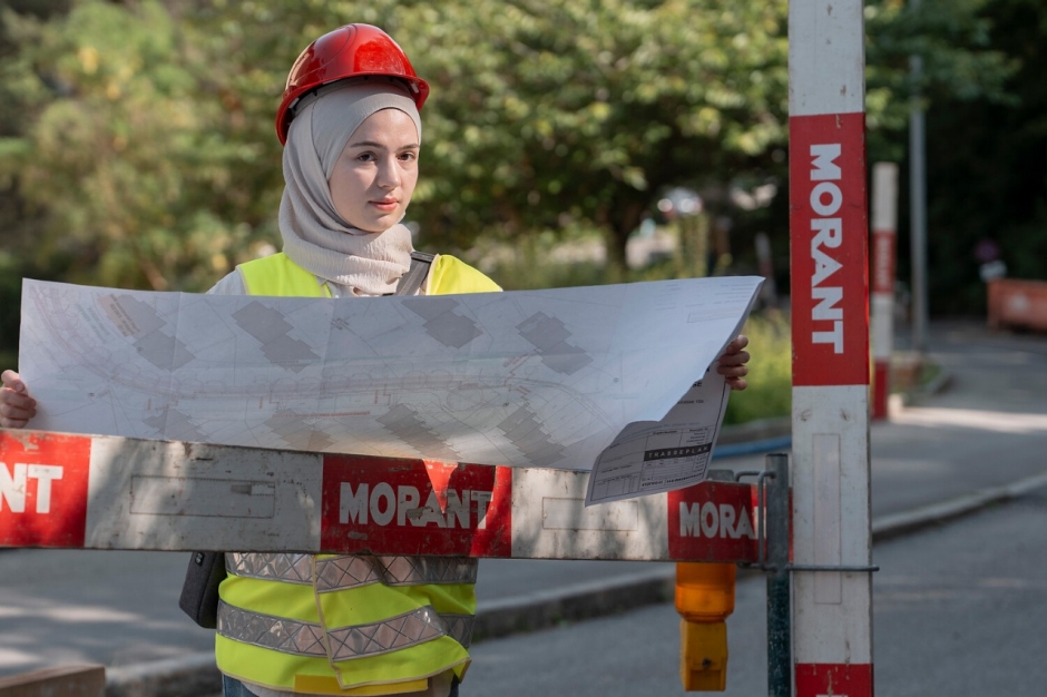 Serife G&uuml;m&uuml;s arbeitet bei den St.Galler Stadtwerken als Zeichnerin. 